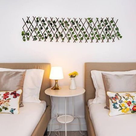 Duplex Lx Factory 2 Bedroom - Patio - Free Parking Lisbon Bagian luar foto