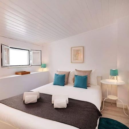 Duplex Lx Factory 2 Bedroom - Patio - Free Parking Lisbon Bagian luar foto