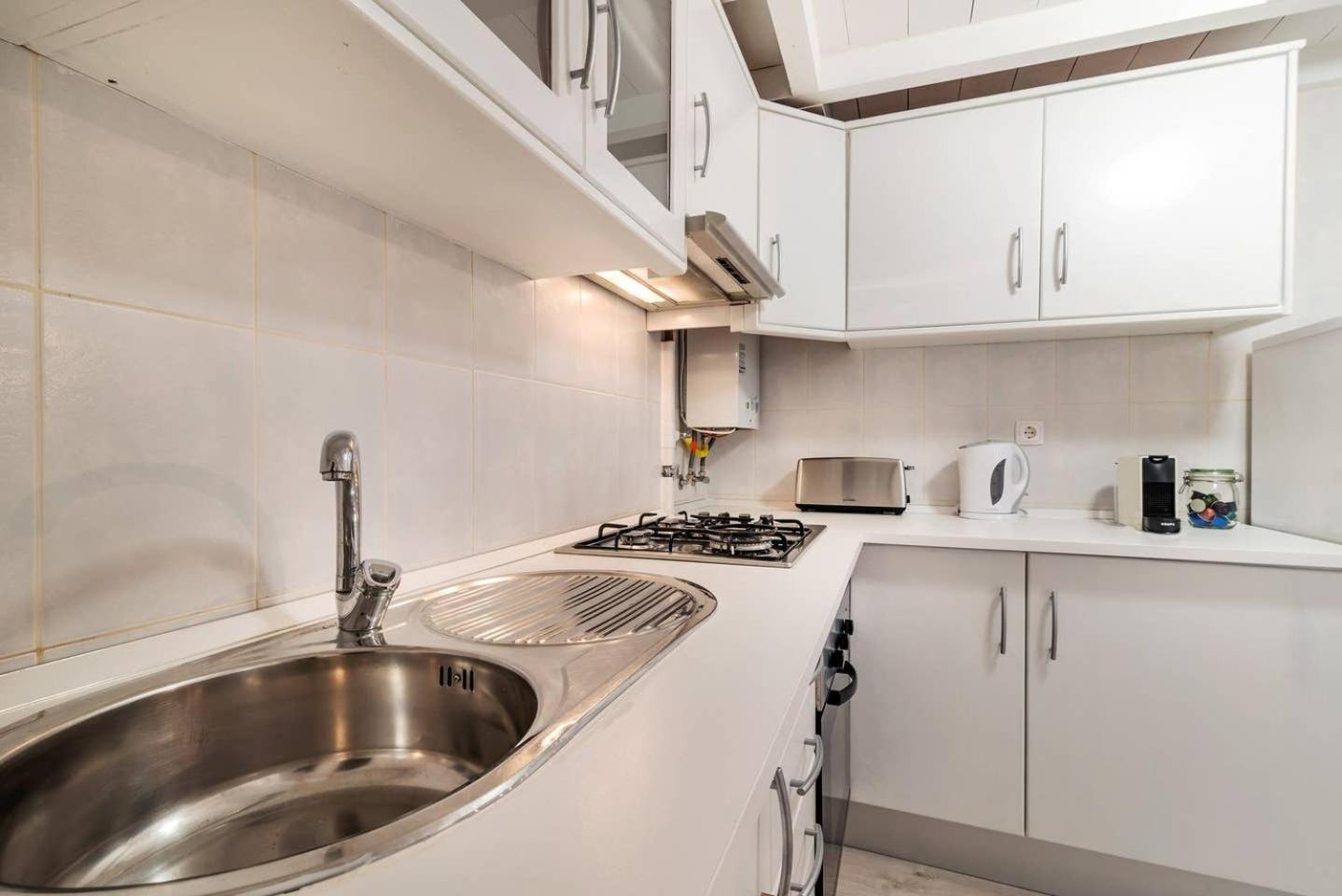 Duplex Lx Factory 2 Bedroom - Patio - Free Parking Lisbon Bagian luar foto