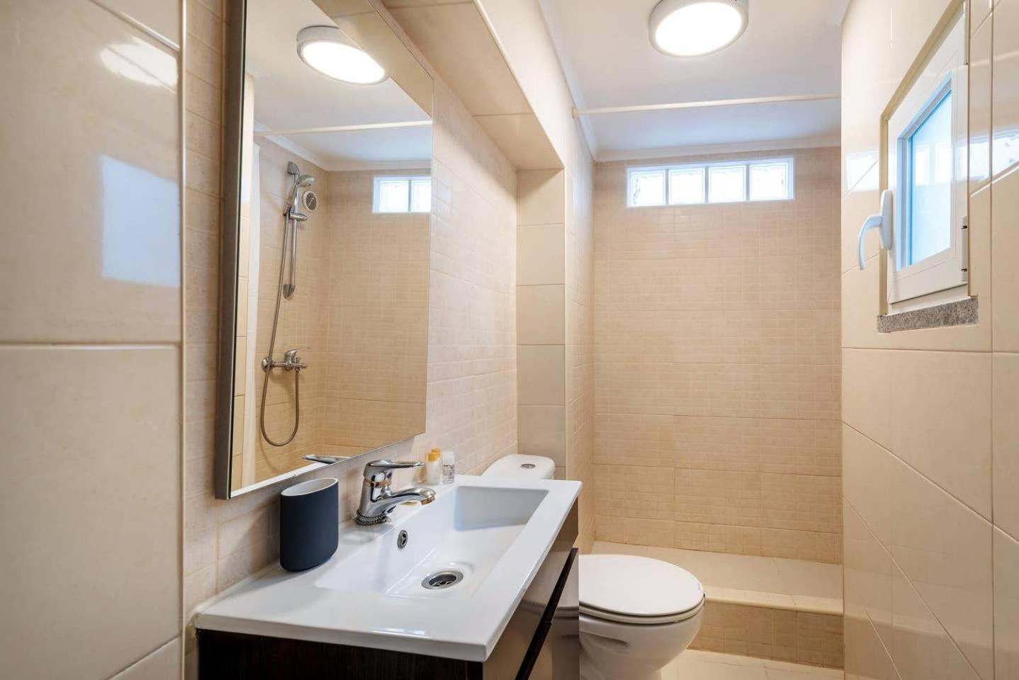 Duplex Lx Factory 2 Bedroom - Patio - Free Parking Lisbon Bagian luar foto