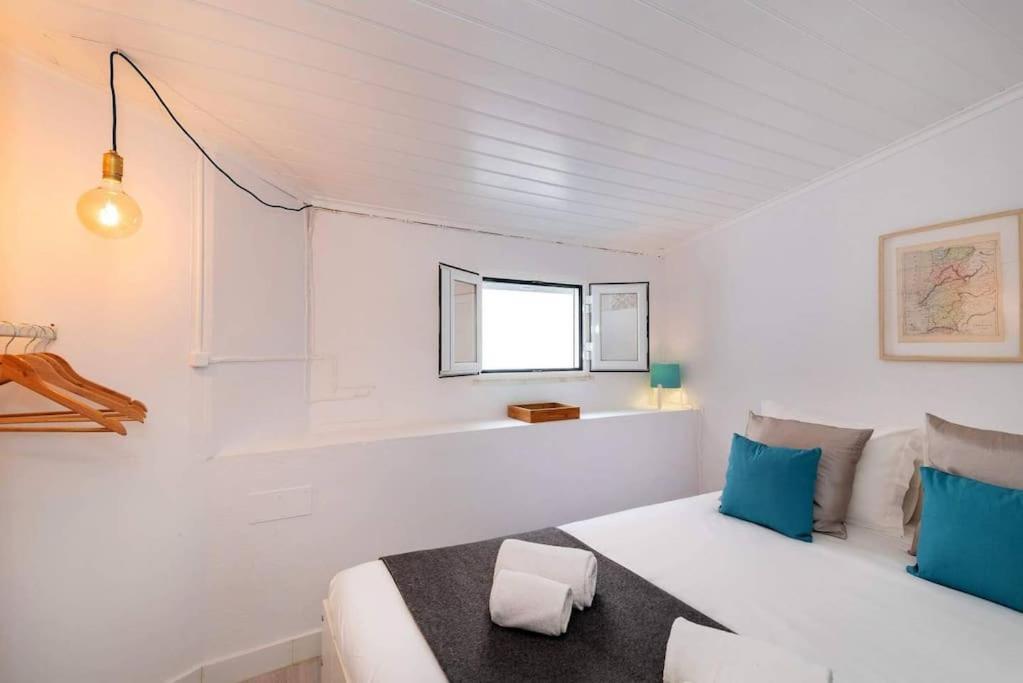 Duplex Lx Factory 2 Bedroom - Patio - Free Parking Lisbon Bagian luar foto