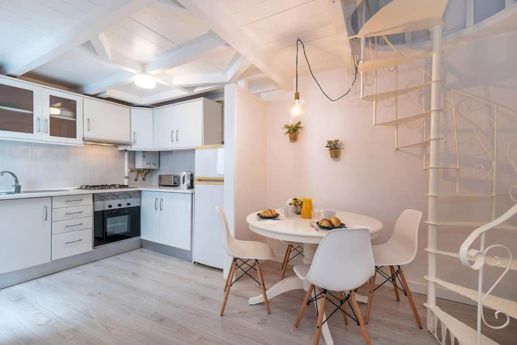 Duplex Lx Factory 2 Bedroom - Patio - Free Parking Lisbon Bagian luar foto
