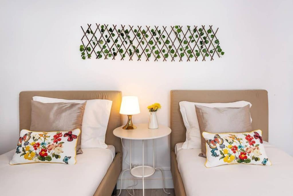 Duplex Lx Factory 2 Bedroom - Patio - Free Parking Lisbon Bagian luar foto