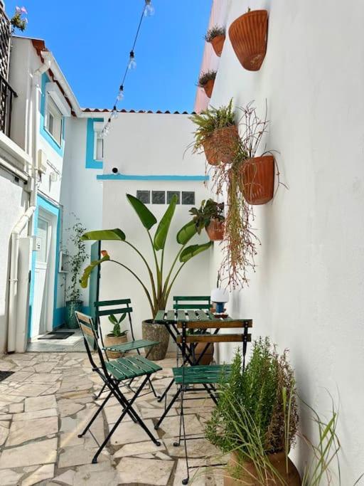 Duplex Lx Factory 2 Bedroom - Patio - Free Parking Lisbon Bagian luar foto