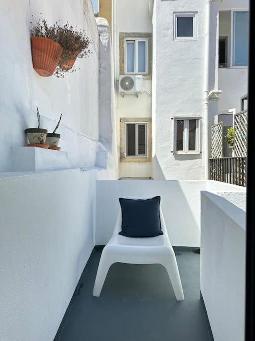 Duplex Lx Factory 2 Bedroom - Patio - Free Parking Lisbon Bagian luar foto