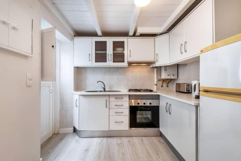 Duplex Lx Factory 2 Bedroom - Patio - Free Parking Lisbon Bagian luar foto
