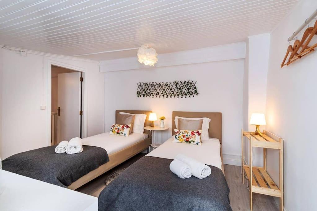 Duplex Lx Factory 2 Bedroom - Patio - Free Parking Lisbon Bagian luar foto