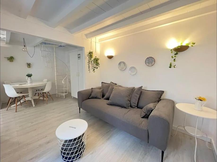 Duplex Lx Factory 2 Bedroom - Patio - Free Parking Lisbon Bagian luar foto