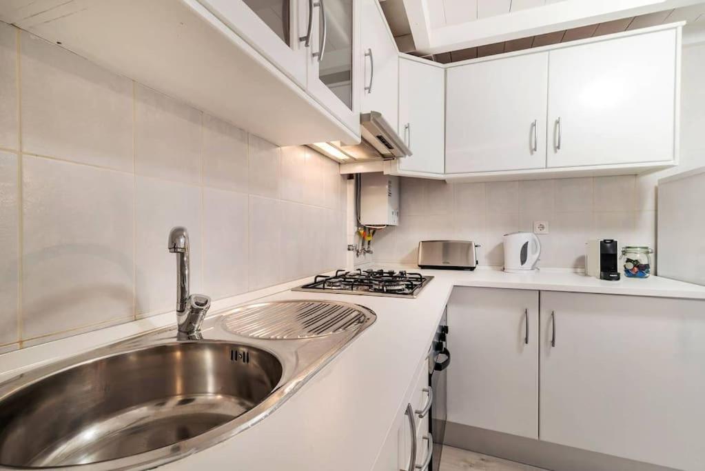 Duplex Lx Factory 2 Bedroom - Patio - Free Parking Lisbon Bagian luar foto