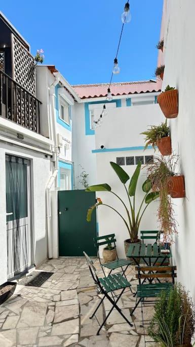 Duplex Lx Factory 2 Bedroom - Patio - Free Parking Lisbon Bagian luar foto
