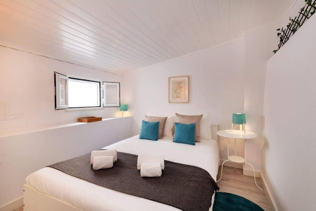 Duplex Lx Factory 2 Bedroom - Patio - Free Parking Lisbon Bagian luar foto